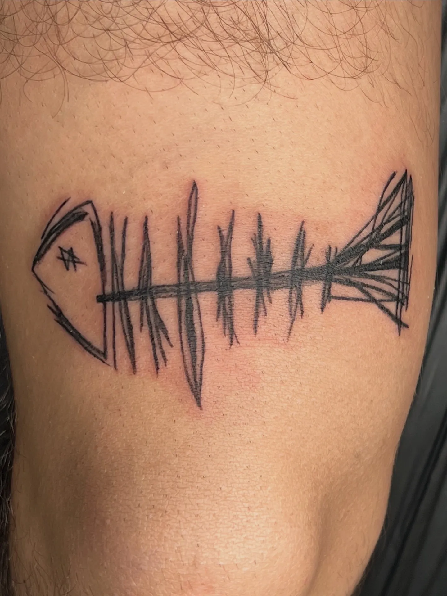 Blackwork-Fischgräte – Arbeit von Gioia Ink