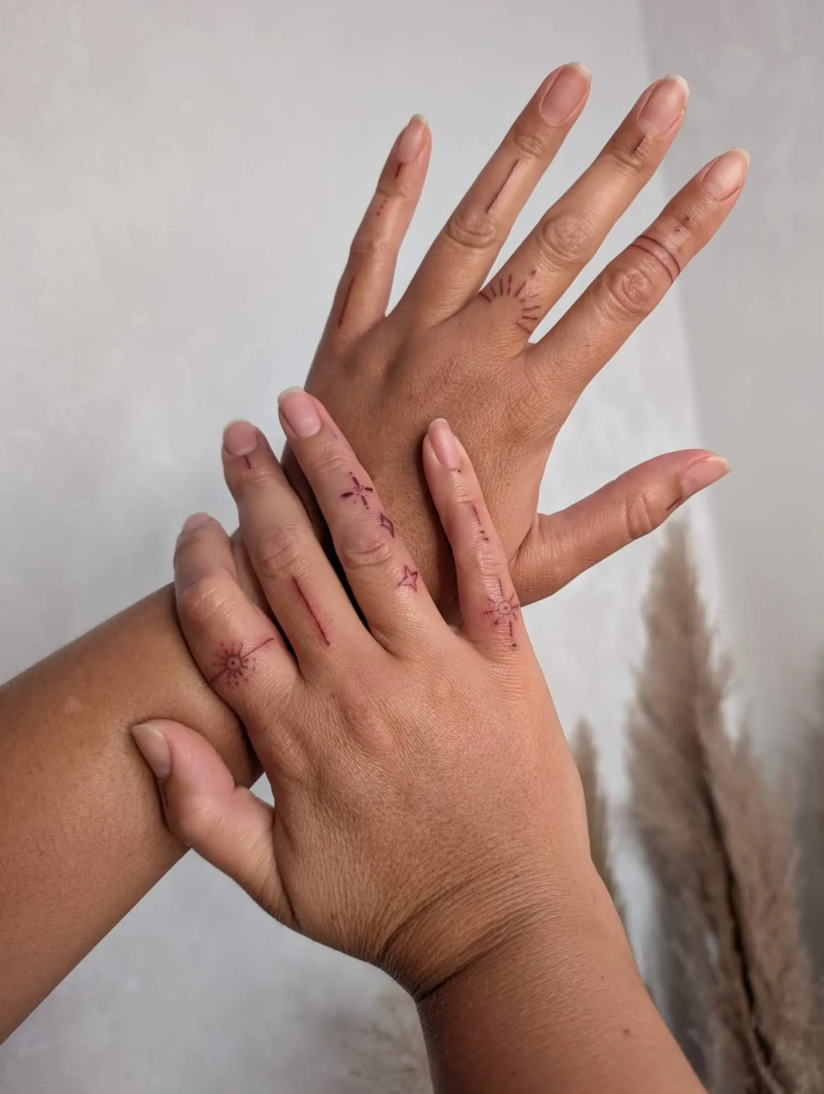 Zarte Fineline-Tattoos an den Fingern – Arbeit von Gioia Ink
