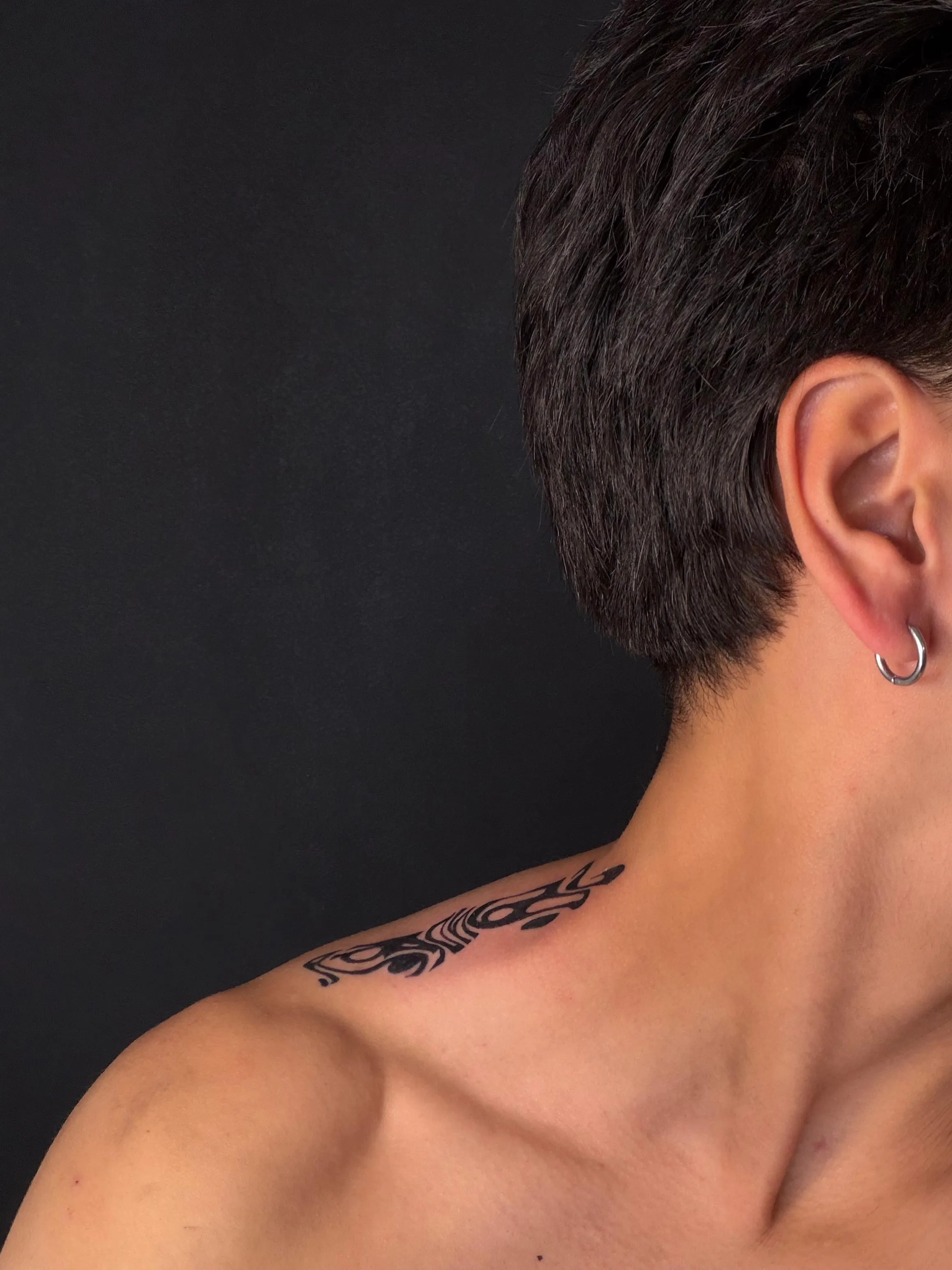 Geschwungenes Lettering am Nacken – individuelle Arbeit von Gioia Ink