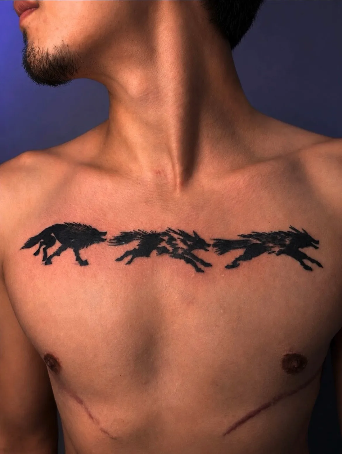Fertiges Wolfsrudel-Tattoo über der Brust