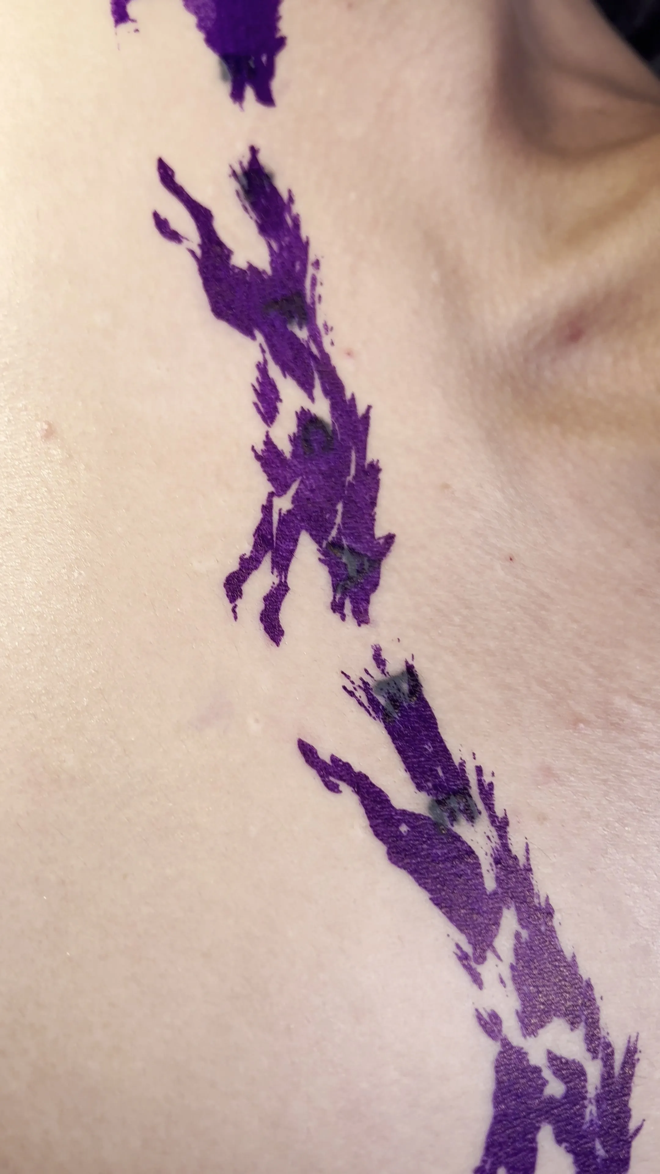 Stencil-Vorzeichnung des Wolfsrudels auf der Haut